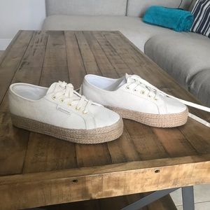 Superga sneakers platform sole in raffia.